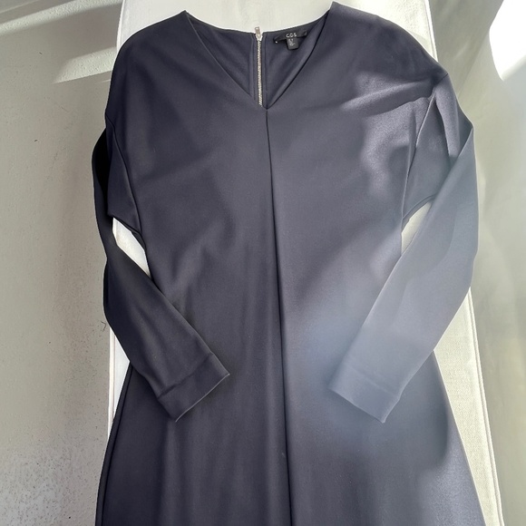 COS (XS) navy blue long-sleeve midi-dress with V-neck and zipper-back, like new. - Picture 6 of 16
